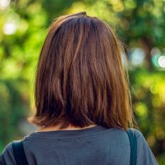 後ろ姿の女性